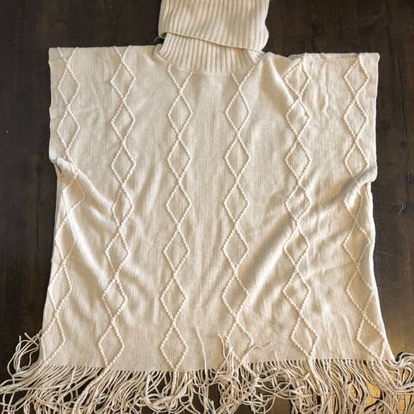 Women’s knitted poncho - Picture 1 of 1